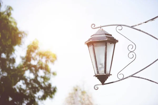 Detailní záběr vintage pouliční lampy s rozmazaným pozadím — Stock fotografie