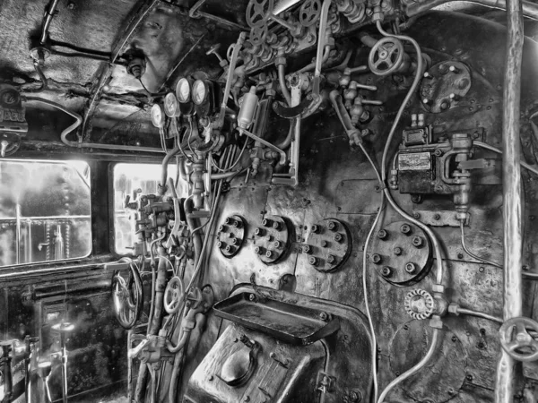 Grayscale shot of an interior steam engine in the railroad museum of Catalonia in Spain — Stok fotoğraf