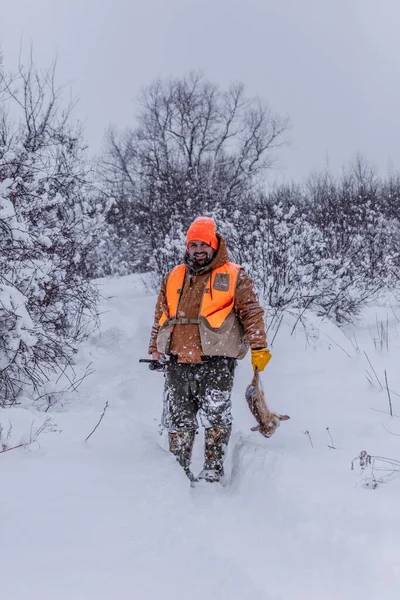 Hunter Caza Conejos Nieve Invierno Con Chaleco Seguridad —  Fotos de Stock