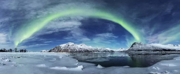 Lofoten Norveç Teki Karlı Dağlarla Çevrili Gölde Yansıyan Eşsiz Bir — Stok fotoğraf