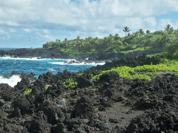 夏威夷多云的天空下，海滩上美丽的岩石形成景观 — 图库照片