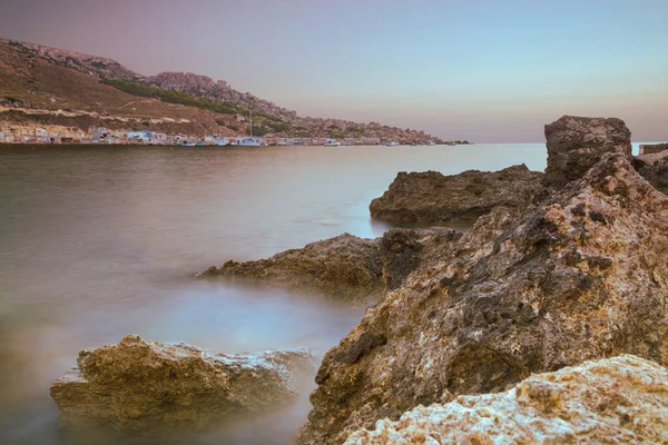 Красиві пейзажі скельних утворень біля моря - ідеально підходить для прохолодного природного фону — стокове фото