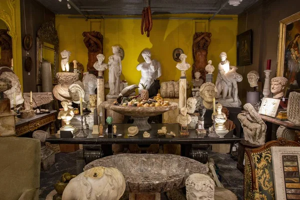 Множество древних статуй и бюстов на ларьке в парижском блошином рынке в Сент-Уене — стоковое фото