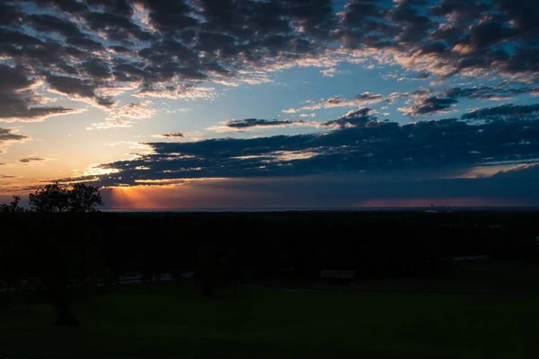 Impresionante paisaje de hermosas formaciones de nubes en el cielo durante la puesta del sol, ideal para un fondo — Foto de Stock