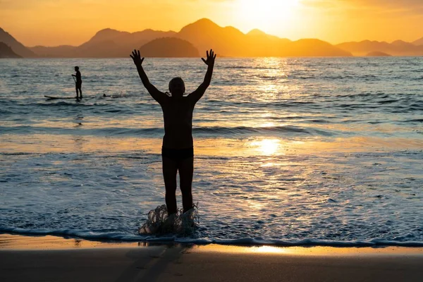 Swimmer greats the sun on Copacabana Beach — Stock Photo, Image