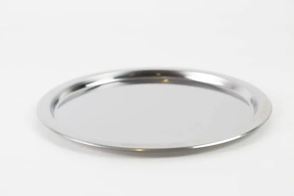 Ujęcie zbliżeniowe srebrnej metalowej tacy odizolowanej na białym tle — Zdjęcie stockowe