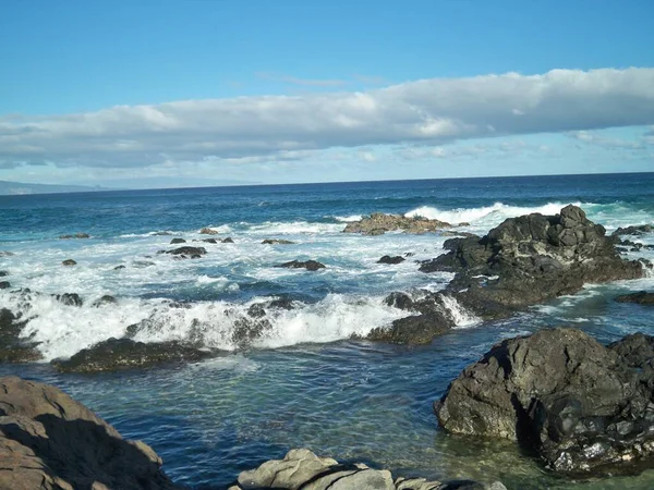 美丽的海浪向夏威夷海岸涌来 风景令人叹为观止 — 图库照片