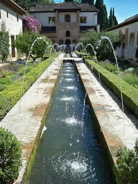 Vertikal bild av det historiska Alhambra-palatset i Granada, Andalusien, Spanien — Stockfoto