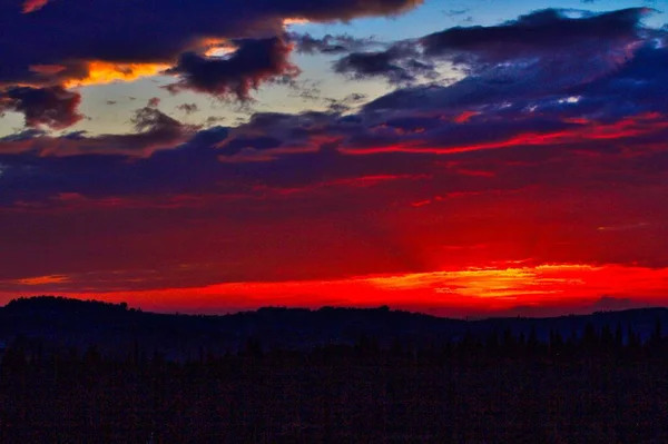 Uno Scatto Mozzafiato Del Cielo Rosso Durante Tramonto Sopra Sagome — Foto Stock