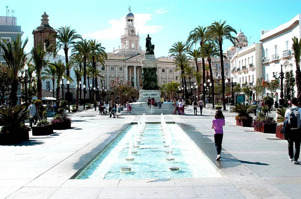 Lot of tourists enjoying the beautiful view of a town square in Cadiz Spain — Stock Photo, Image