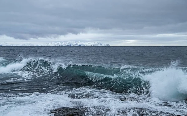 Bela paisagem de ondas salpicando para a costa sob o céu limpo em Lofoten, Noruega — Fotografia de Stock