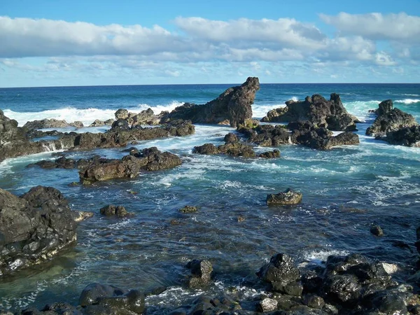 Vacker Bild Havsvågor Som Plaskar Till Klippformationerna Hawaii — Stockfoto
