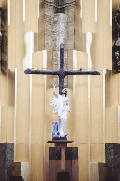 Vertical shot of Jesus Christ and a cross statue — Stock Photo, Image