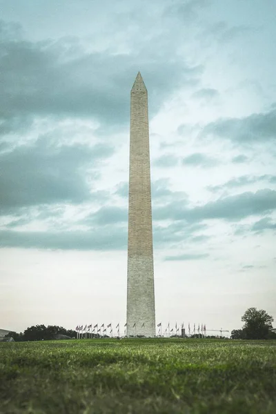 Κάθετη λήψη του μνημείου Ουάσιγκτον κάτω από τον γαλάζιο ουρανό που αιχμαλωτίστηκε στην Ουάσιγκτον, Usa — Φωτογραφία Αρχείου