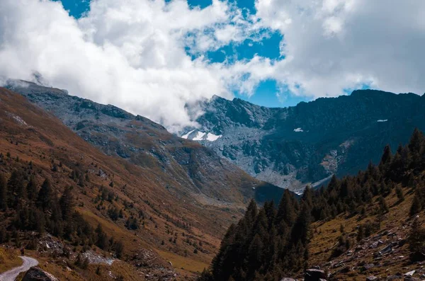 Hermoso Plano Altas Montañas Rocosas Bajo Cielo Nublado Pragelato Italia —  Fotos de Stock