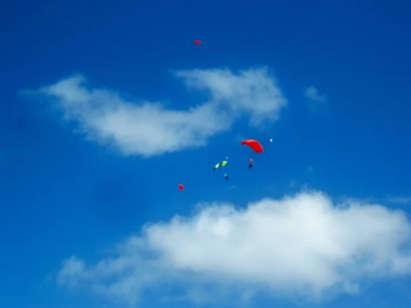 Tiro Baixo Ângulo Pessoas Aventureiras Com Paraquedas Abertos Céu Havaiano — Fotografia de Stock