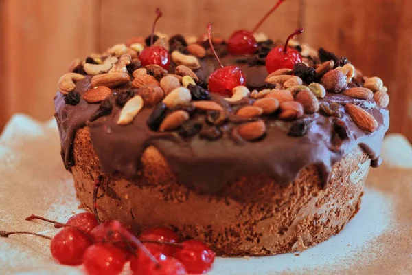 Primo piano di una deliziosa torta al cioccolato con ciliegie e noci - perfetta per un blog di cucina — Foto Stock