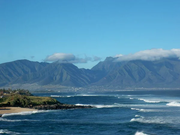 Eine Wunderschöne Landschaft Der Meereswellen Unter Dem Klaren Himmel Hawaii — Stockfoto