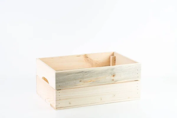 Деревянная пустая коробка изолирована на белом фоне — стоковое фото