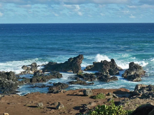 Vacker Bild Havsvågor Som Plaskar Till Klippformationerna Hawaii — Stockfoto