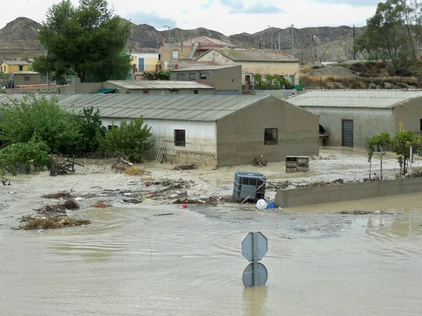 一个村庄在洪水中陷落的高角镜头 — 图库照片