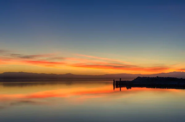 Hermosa toma del reflejo del cielo anaranjado del atardecer en el agua — Foto de Stock