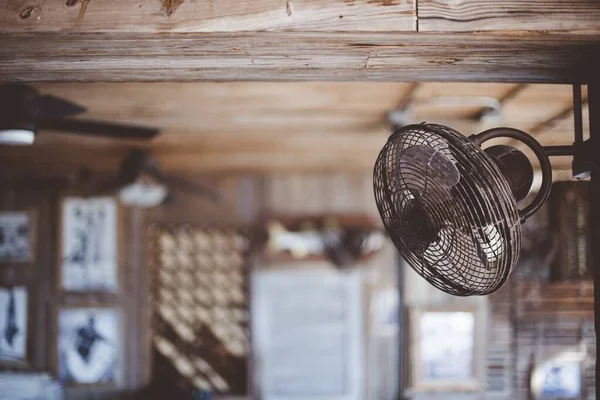 Primer plano de un ventilador oxidado unido a la pared con un fondo borroso —  Fotos de Stock