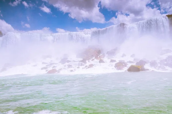 Fantastyczny widok na potężny wodospad w morzu zapierające dech w piersiach zachmurzone niebo w tle — Zdjęcie stockowe