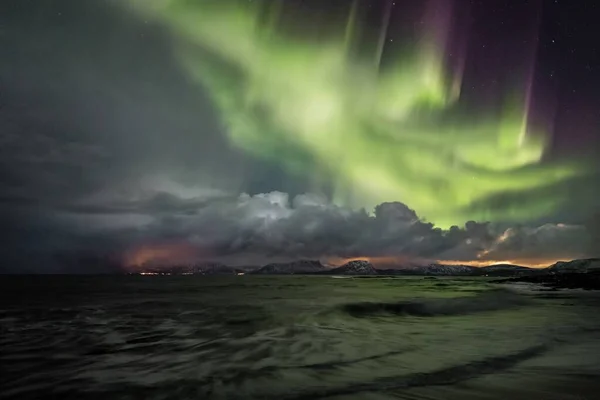 폭풍 이 부는 동안 바다에서 반사되는 아름다운 색깔의 춤의 향연 — 스톡 사진