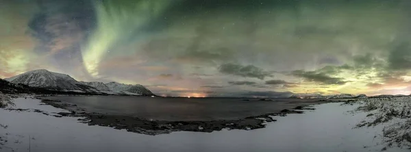 Norveç Lofoten Kentindeki Soğuk Gölü Çevreleyen Dağlık Manzaranın Rengarenk Gökyüzü — Stok fotoğraf
