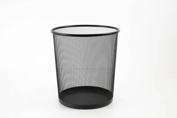 Черный мусорный бак из сетки, изолированной на белом фоне — стоковое фото
