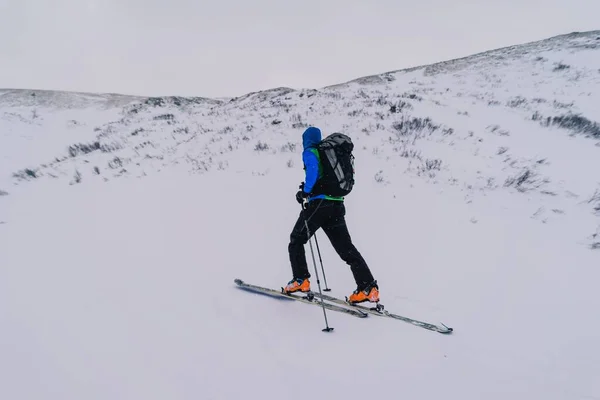 在白雪覆盖的奥地利阿尔卑斯山 一名滑雪者在白天带着装备进行训练 — 图库照片