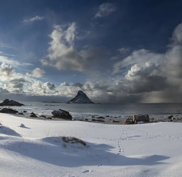 Hermoso paisaje de un paraíso invernal bajo el cielo nublado en Lofoten, Noruega — Foto de Stock