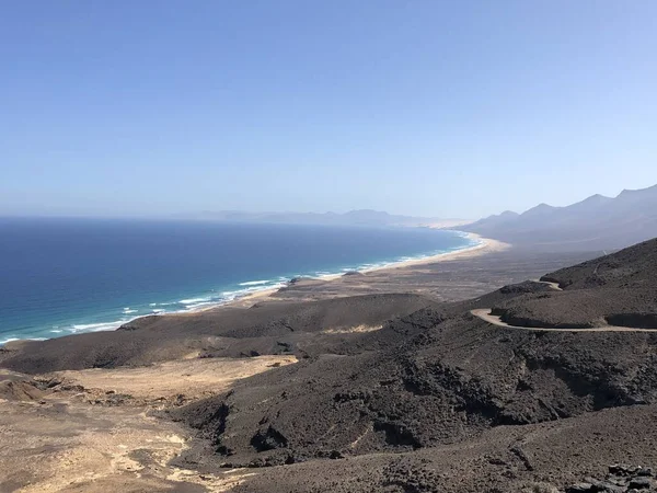 在弗尔特文图拉的加那利岛上 一张美丽的海滩在晴朗的天空下的照片 — 图库照片