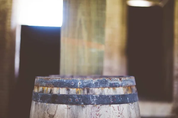 Closeup shot of a wooden barrel with a blurred background — Stock Photo, Image