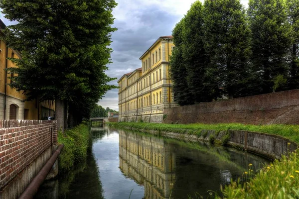 Lindo tiro de um canal que reflete a beleza de seus arredores — Fotografia de Stock