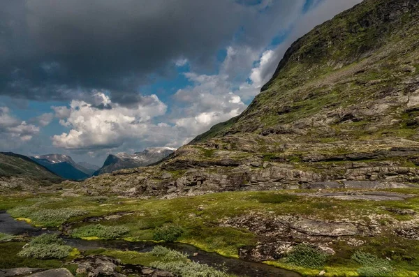 Vacker bild av höga klippformationer täckt med gräs i Norge — Stockfoto