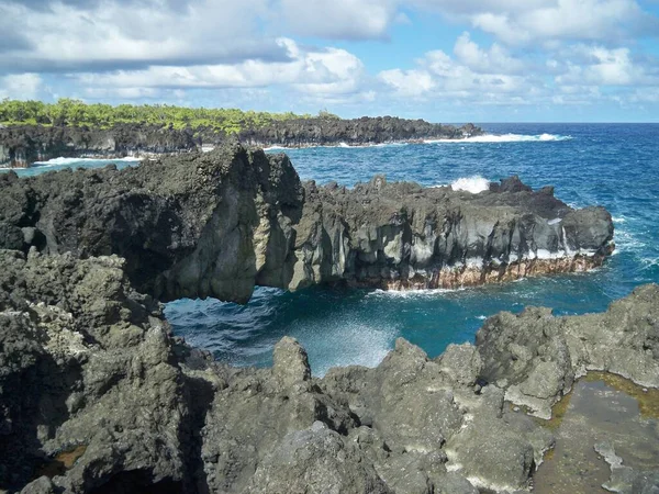 Beautiful scenery of sharp rock formations at the beach under the cloudy sky in Hawaii — Stock Photo, Image