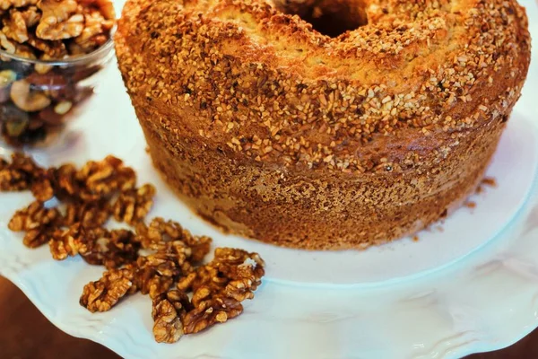 Vysokoúhlý detailní záběr lahodného dezertu Ciambella s čerstvými ořechy — Stock fotografie
