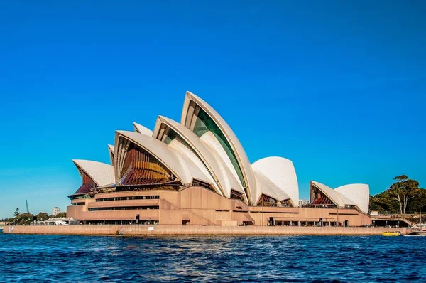 Opéra de Sydney près de la belle mer sous le ciel bleu clair — Photo