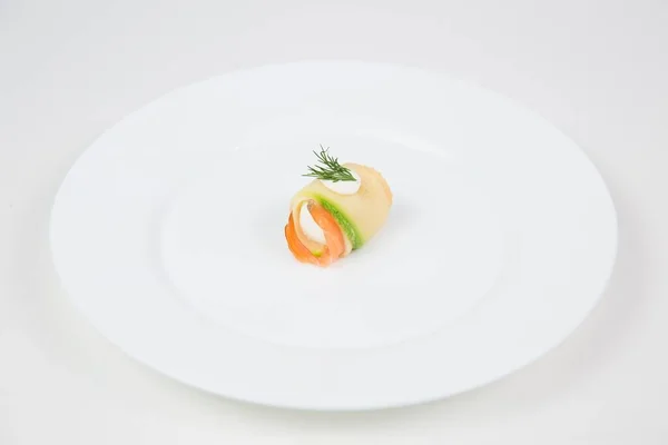 Delicioso plato con pescado y pepino es un plato blanco aislado sobre un fondo blanco — Foto de Stock