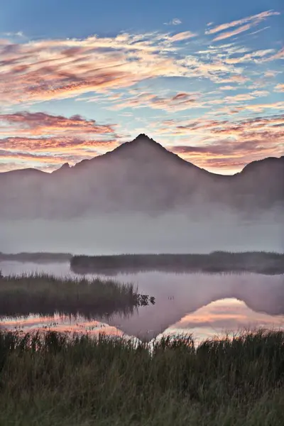 Tiro Vertical Uma Montanha Refletindo Lago Sob Nuvens Rosa Lofoten — Fotografia de Stock