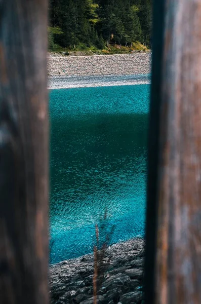 Tiro vertical de un lago cerca de un bosque arbóreo en Pragelato, Italia —  Fotos de Stock