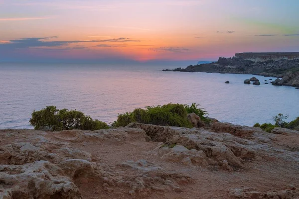 Дивовижні пейзажі морського пейзажу в оточенні скелястого берега з відображенням заходу сонця — стокове фото