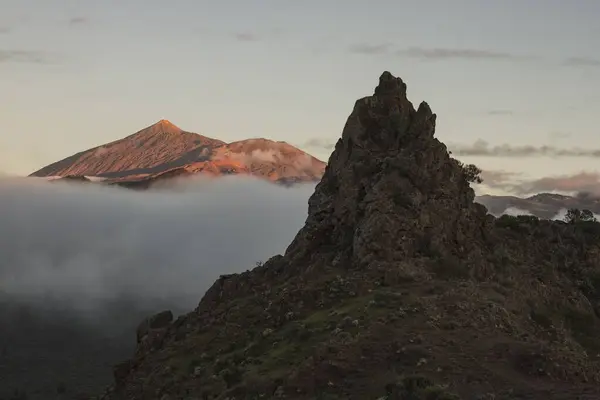 背景に霧深い山々と山のピークの息をのむような景色 — ストック写真