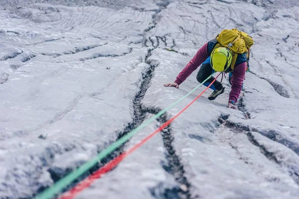 Tiro Ângulo Alto Uma Pessoa Escalando Uma Rocha Nos Alpes — Fotografia de Stock