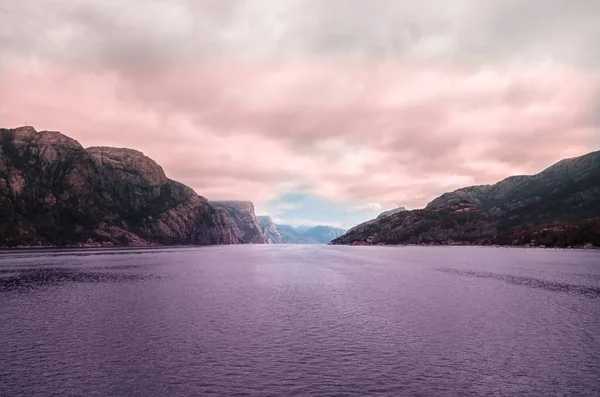 Όμορφο τοπίο της θάλασσας που περιβάλλεται από ψηλά πετρώματα κάτω από τα σύννεφα καταιγίδα στη Νορβηγία — Φωτογραφία Αρχείου