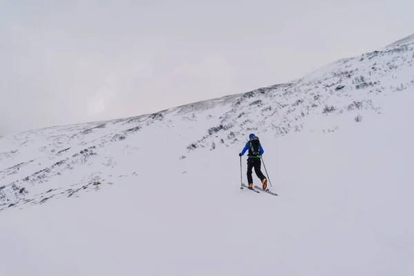 在白雪覆盖的奥地利阿尔卑斯山 一名滑雪者在白天带着装备进行训练 — 图库照片