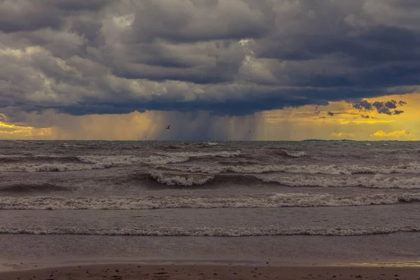 Eine Atemberaubende Landschaft Aus Gewitterwolken Und Stürmischen Meereswellen Bei Sonnenuntergang — Stockfoto