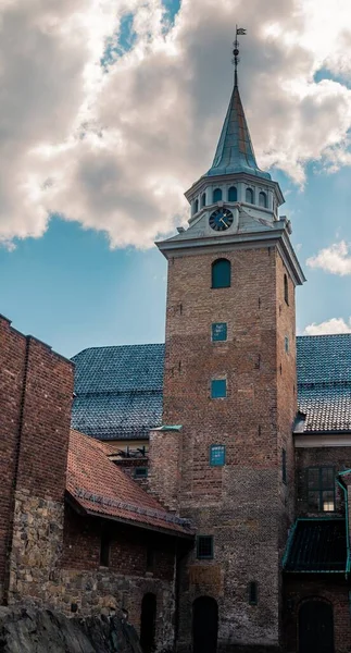 Captura de ángulo bajo de la histórica fortaleza de Akershus bajo el hermoso cielo nublado en Oslo, Noruega — Foto de Stock